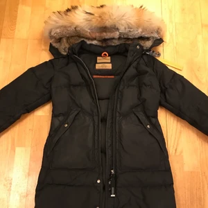 Parajumper Longbear säljes - Säljer min svarta Parajumper longbear inköpt på NK 2019, använd 2 vintrar. i perfekt skick och allt finns med, inget kvitto men finns qr kod i jackan som man kan skanna och se att den är äkta. Inköpspris ca 10,000