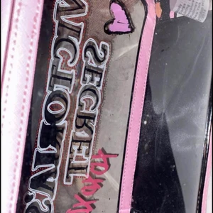 Victoria Secret  - Säljer en rosa Victoria secret smink väska, har inte blivit använd men har få märken. 