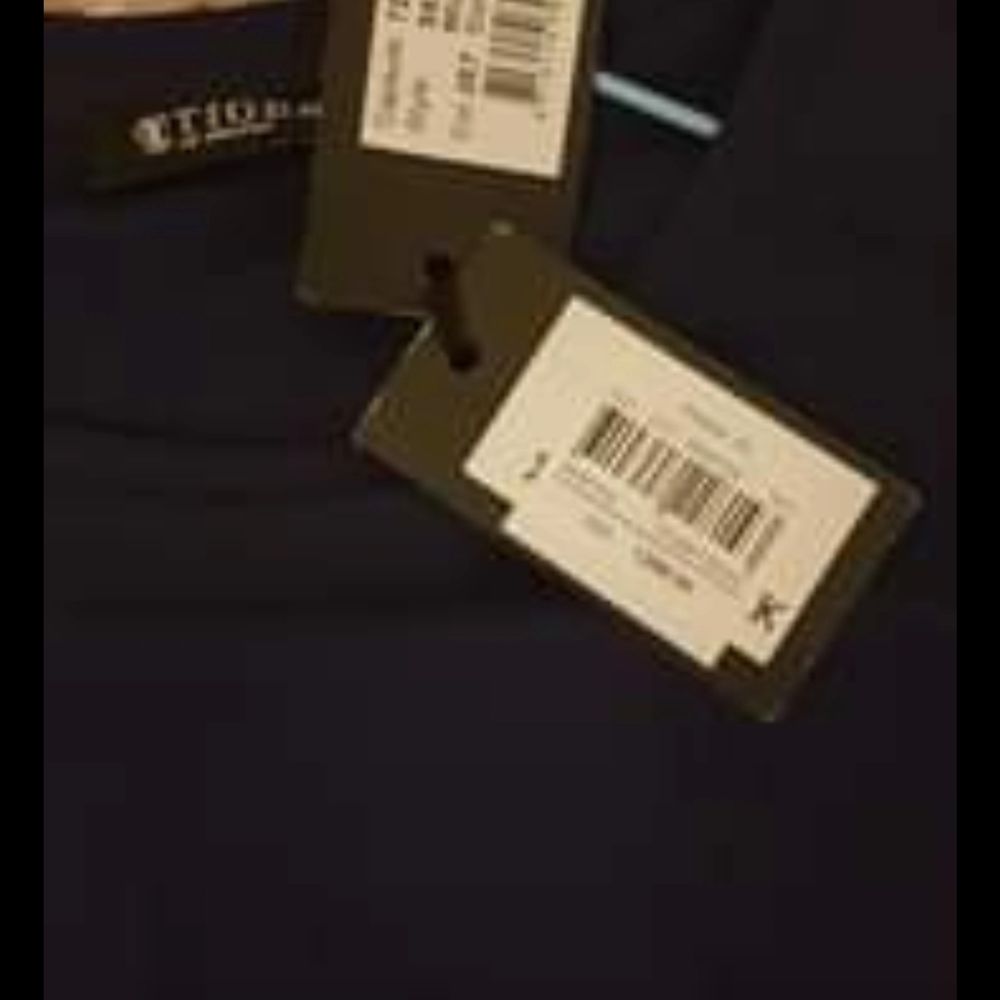 Helt nytt tigerlinne med prislappar kvar kostat 1700 om ja inte miins fel så är det en xs kan kolla det om det blir relevant :) Sen har jag en försiktigt använd odd molly vinterjacka. Haft på mig den max 6 gångr . Jackan är i storlek S . Toppar.