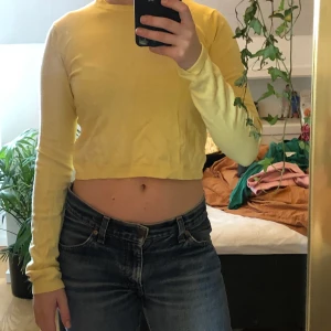 Gul magtröja från Bershka - Klar ljusgul långärmad magtröja från bershka. Välanvänd men den har fortfarande samma fina passform. Dock är den ganska nopprig under armarna. 