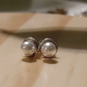 Tre väldigt fina örhängen - Jag säljer tre örhängen i väldigt bra skick 📸🌿 40kr/st🦋 Jag säljer mer örhängen. Så om du är intresserad, kolla in min profil!💫🌻 Köparen står för frakten! 11kr frakt💕