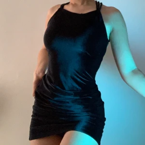 00s vintage dress - 🦋BUDNING från 1.2 tills 5.2(fredag v. 5)🦋                                    Högst budning: 300kr                                                 fin vintage 2-piece klänning💙 färgen är en blandning av mörkt blå och röd;) kommentera budning till klänningen💞