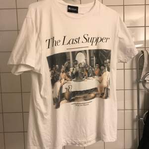 Fet t-shirt med med massa hiphop legender, säljer den pga den är ganska kort för att va en L (jag är 188) 200kr ink frakt 🤲👐
