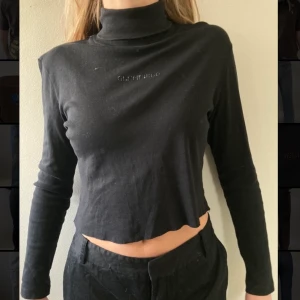 Mörkblå polotröja - Mörkblå avklippt polotröja med rhinestones fram!