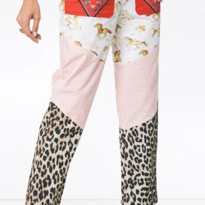 Byxor från GANNI  - Byxor med GANNIs snyggaste print. Storlek 42,resår i midjan är så flexibla, mäter ca 43 cm tvärs över när resåren inte är utsträckt. I fint skick, hittar inget att anmärka på. 