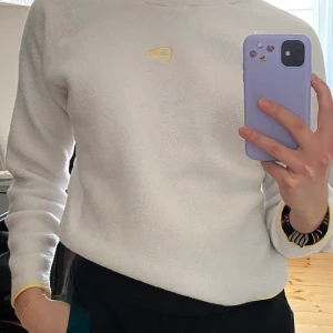 Nike fleecetröja - Jättesöt nike fleecetröja med gula detaljer som är köpt här på plick men tyvärr kommer den inte till användning✨ 