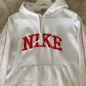 Retro Nike hoodie - TINGAD Snygg och trendig ✨äkta✨ Nike hoodie i vintage stil! Har två små fläckar som syns på sista bilden men dom tänker man knappt på! Sitter snyggt oversized på mig som har S valigtvis. BUDA i kommentarerna!🤎🤎 (frakt tillkommer på 60kr) avslutas när ledande bud stått i 24h  