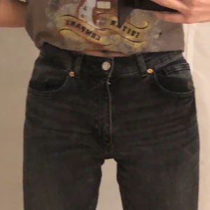Svarta Monki jeans - Monkijeans med svart wash och tajt passform, mellanhög midja (kort längd på benen)