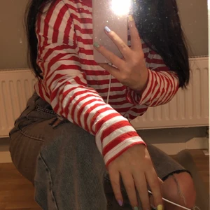 Randig långärmad tröja - Snygg randig långärmad tröja från Bik Bok i st S med droppade axlar. Passar även Xs och M.  Skicka ett DM eller skriv i kommentarsfältet 🌸