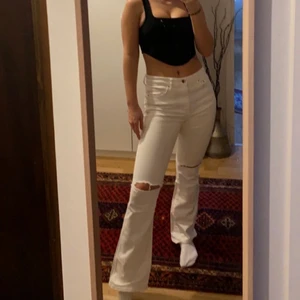 Vita jeans - Supernygga lagom lågmidjade jeans från H&M !! Finns inte längre att köpa. Använda endast 2 gånger och har hål i knäna. Är 171 cm lång 💖💖