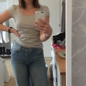 Grå topp - Grå topp med lite puff på ärmarna😄