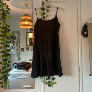 klänning  - klänning i tjockt silkes matrial, köpte den på asos. säljer pga att jag inte gillar passformen på min kropp, aldrig använd bara provad 1 gång. 