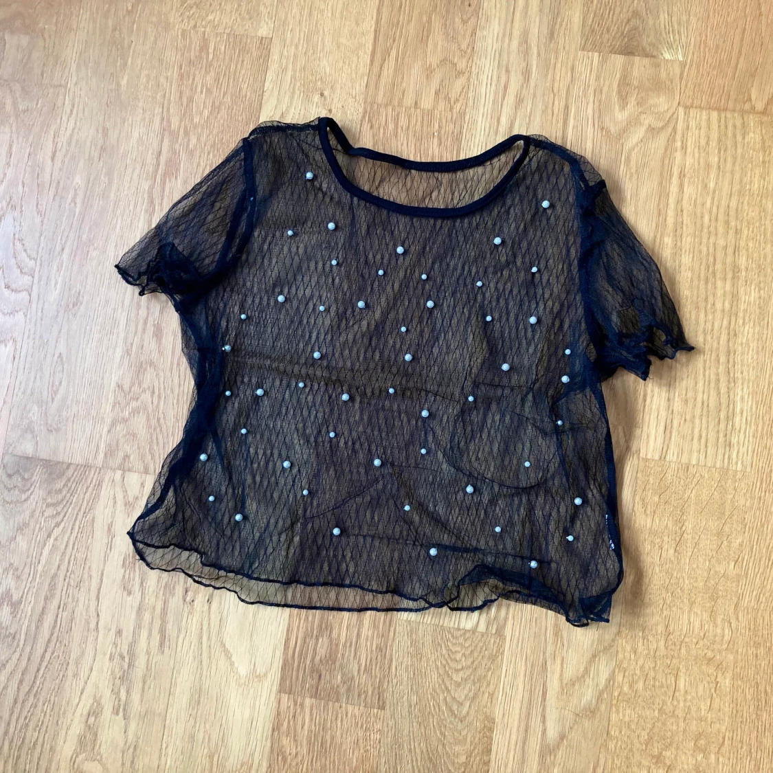 NY Söt topp i mesh med pärlor i storlek S