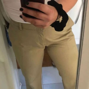 Dickies  - Jag säljer mina beigea dickiesbyxor. Jag är 170 cm och de passar mig precis på längden. Det är tyvärr ingen storlek angiven men jag brukar ha ca 31/30 i byxor och de passar mig bra (ej oversized). (De är lågmidjade). Det är i mycket bra kvalité, bortsätt från en svag bläckfläck som var där när jag köpte byxorna. Frakten ingår i priset! 
