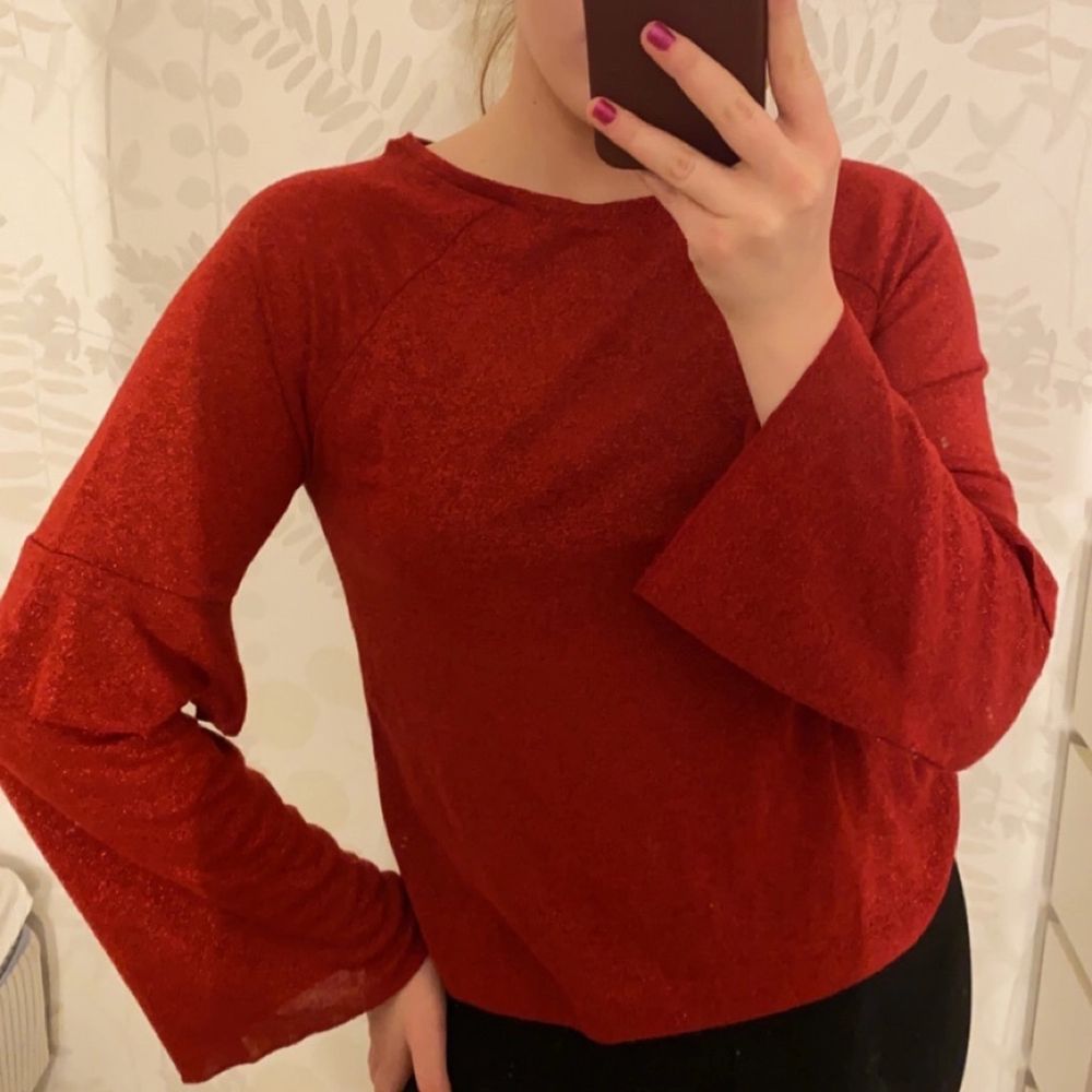 Fin, röd glittrig tröja | Plick Second Hand