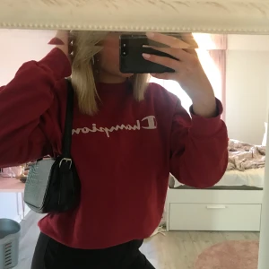 Vintage Champion sweatshirt  - En jätte ball röd vintage champion sweatshirt. Är i storlek L och sitter jätte snyggt oversize på mig som brukar ha S