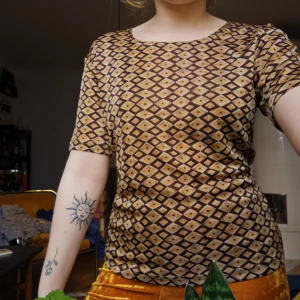 Vintage topp  - Supercool vintage topp. Märkt 42/44 men passar mig i S o även Medium. Rätt stretchig. Fint skick!!  70kr pp 48kr m frimärken