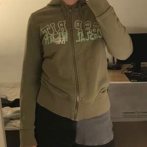 Zip up hoodie från Esprit i cool grön/beige färg med vit och turkos tryck