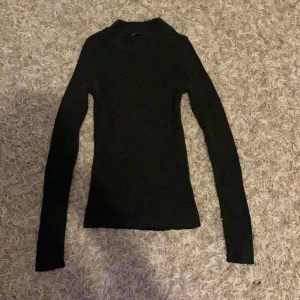 Ginatricot tröja i storlek M  - En tröja från ginatricot som jag har andvänt 1 gång snedes har den bara legat i min byrå. Sitter bra är ribbad går upp lite i halsen. Skriv privat om pris eller om du har någon fråga. 
