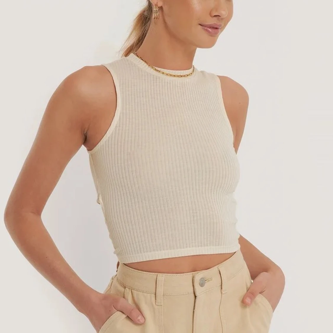 Topp med öppen rygg med knytning