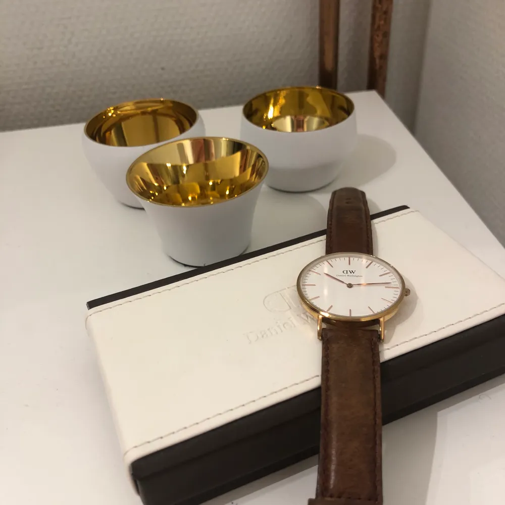 Säljer min Daniel Wellington klocka i roséguld som är som i nyskick. Det ingår en låda, ett extra klockarmband och verktyg för att byta band på klockan! Originalpris: 1699. Övrigt.