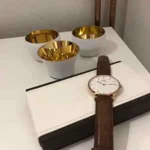 Säljer min Daniel Wellington klocka i roséguld som är som i nyskick. Det ingår en låda, ett extra klockarmband och verktyg för att byta band på klockan! Originalpris: 1699