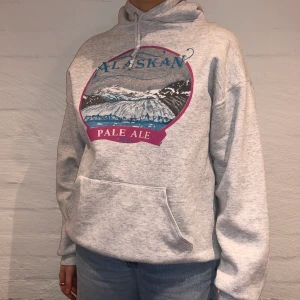 Vintage Hoodie Pale Ale  - Vi säljer denna grå hoodie ifrån Alaskan Pale Ale med tryck på framsidan. Priset är 299kr. Storlek XL och sitter som M/L. Personen på bilden är 165 och brukar ha på sig M. Inga defekter på hoodien.  Kontakta oss på Plick eller vår Instagram @wanderetro. Om flera visar intresse blir det budgivning. Köparen står för spårbar frakt på 66kr. 🤍