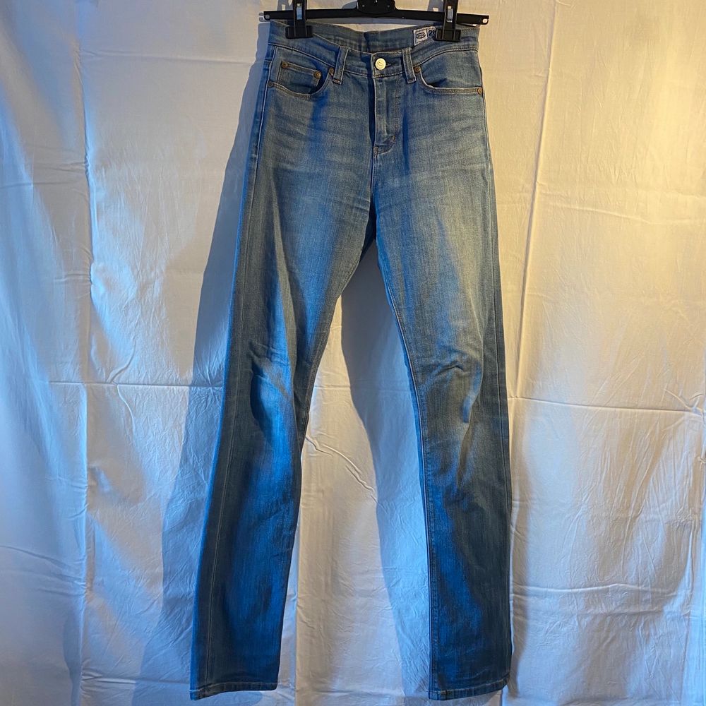 Jeans från crocker i slim modell men de är något vidare nertill. Väl använda men fortfarande i bra skick förutom lappen på baksidan som spruckit (bild 1). Jeans & Byxor.