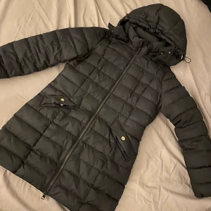 Gant vinterjacka  - Gant jacka, storlek S men passar även XS och M då midjan är justerbar.  Väldigt varm jacka, stora fickor och passar med nästan allt. Nu pris 3999kr bud från 900kr 