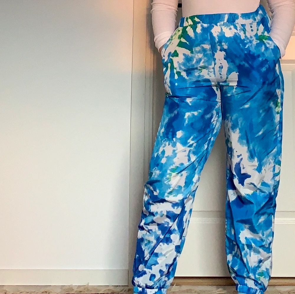Hej! Säljer dessa joggers i typ ”regnkläders material”, de är batikfärgade i blå och vit. Jag har Max andvänt de 1-2 gånger! Köpt på shein för 149kr men säljer de för endast 30kr+ frakt(45kr). De är i Storlek L men passar mig perfekt som är storlek M! Tror de även kan passa S (inte helt säker)🥰. Jeans & Byxor.