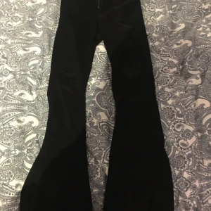 Gina jeans - Det här är ett par svarta botcat jeans från gina helt oanvända säljer eftersom det sitter inte snyggt på mig och tycker inte det passar mig. Köra för 300kr och säljer för 150kr ink frakt. Pris kan ändras.