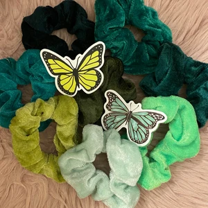 scrunchies💚 - 1 för 10kr/ 3 för 25kr 💚💛🖤