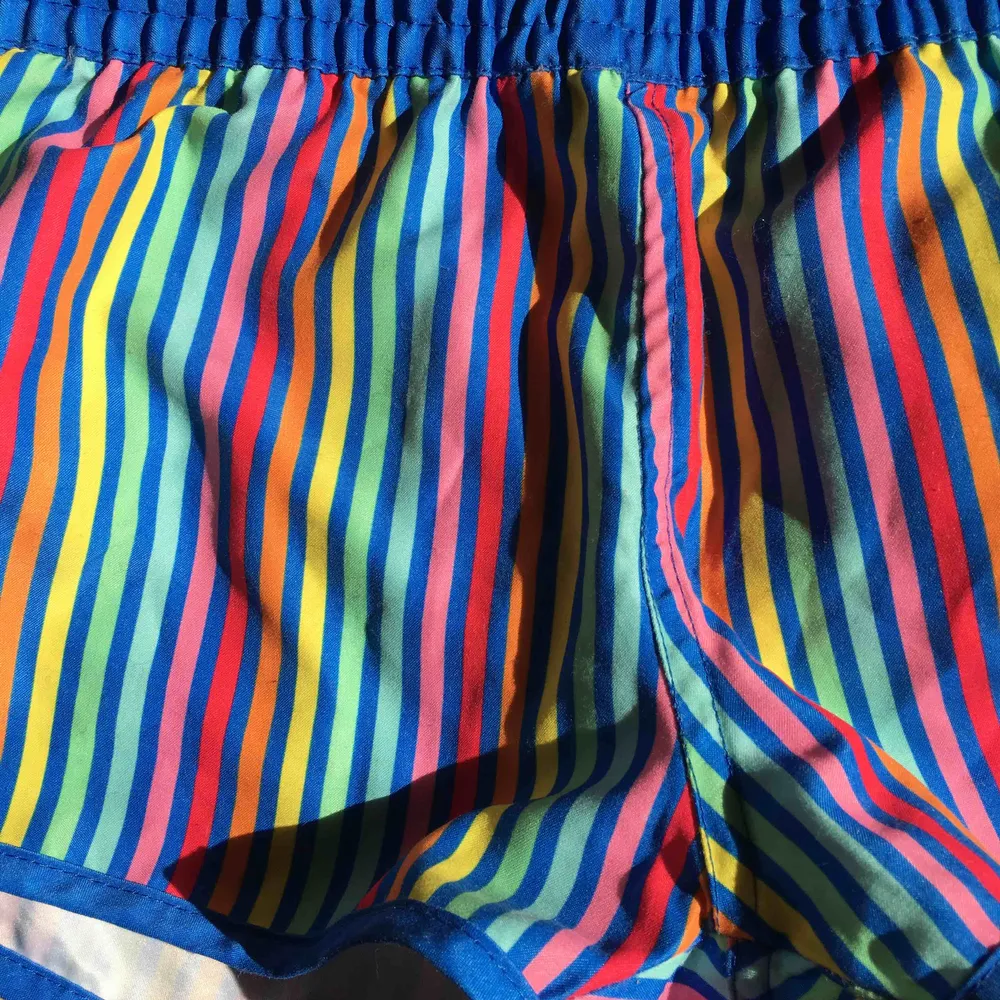 Färgglada shorts som också visar fina kurvor  Frakten står köparen . Shorts.