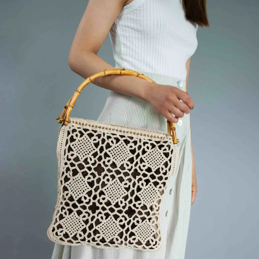 Vintage ca 70s festival boho crochet bag with bamboo handles in cream beige Measurements: Width: ca 30 cm Height: ca 32 cm Depth: ca 3.5 cm Handle length: 48 cm Handle height: 15 cm Free shipping. Väskor.