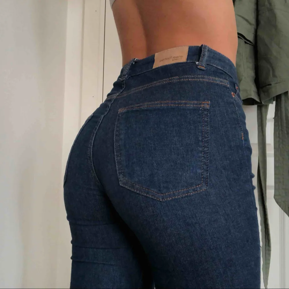 Mörkblåa bootcut jeans från Gina Tricot. Använda fåtal gånger. Väldigt sköna och stretchiga. Jag är 23-24 i midjan och 164 cm lång för att få ett perspektiv. Kan möta upp i Malmö annars står köparen för frakten.. Jeans & Byxor.