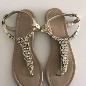  - Fina guldiga sandaler med strass. I fint skick. Hämtas i Malmö eller skickas mot frakt.