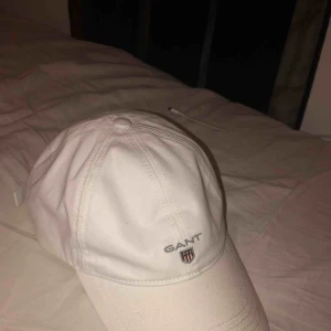  - Vit keps från gant aldrig använd, köparen står för frakt 