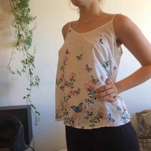  - Tunt linne med reglerbara band. Frakt ingår i priset! 