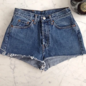 Levis 501 korta jeansshorts i storlek 29 men passar 25a/26a - Levis 501 korta jeansshorts i storlek 29 men passar 25a/26a