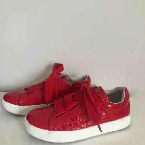 Säljer ett par röda sneakers i storlek 37, knappt använda och ser ut som nya, bra kvalité! Köpta på Åhléns. Frakt tillkommer!