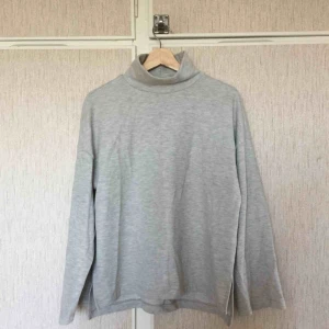  - Löst sittande polotröja i sweatmaterial. Vida ärmar. Från Gina tricot.