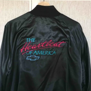  - Glansig bomberjacka som jag köpt second hand i Tokyo.