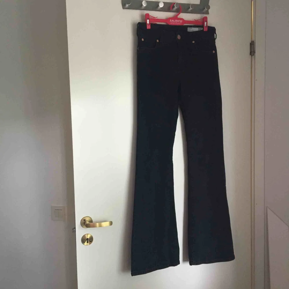 Fina svarta bootcut-jeans från lager 157🤩. Jeans & Byxor.