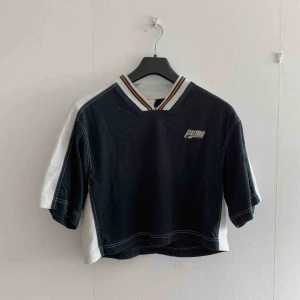  - Svart croppad pumatröja  Frakt ingår ej