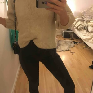  - Mörkgråa skinnyjeans! Stretchiga och otroligt sköna😩💞galet snygga till hösten matchad med någon mysig stickad tröja🥥🧖🏽‍♀️🧚🏼‍♀️👊🏻 säljer även väskan på bilden för 100kr ifall någon är intresserad utan den!