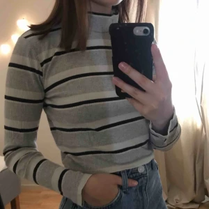  - En croppad randig långärmad med en lätt polokrage från bikbok 💫 köparen står för frakt eller så kan jag mötas upp i Växjö 💫