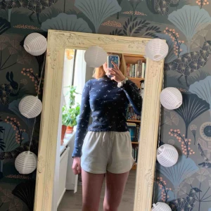  - Fin blommig tröja från bik bok! Passar mig som vanligtvis har XS/S. Frakt inräknat i priset, tar endast swish. Bara att skicka en fråga om du undrar något! 