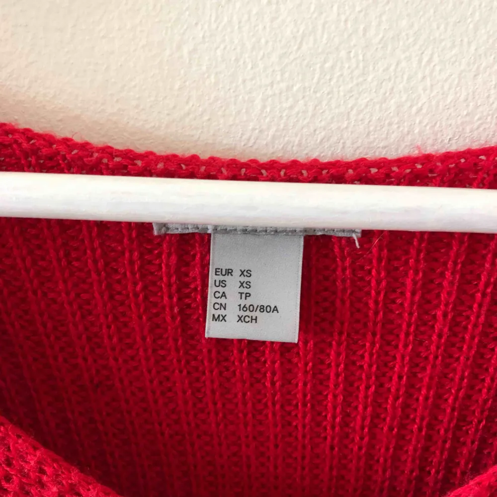 Röd stickad tröja från H&M som är super mysig och snygg! Använd endast 4 gånger!!. Tröjor & Koftor.