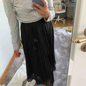  - Svart långkjol, bara abvänd 4 gånger så i bra skick. Det är resårband så därav funkar kjolen för många men ungefär S-M