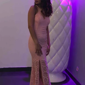  - Använd en gång, ett par timmar. Öppen i ryggen och 2 fram slits på sidorna. OneSize mer som 32/34 